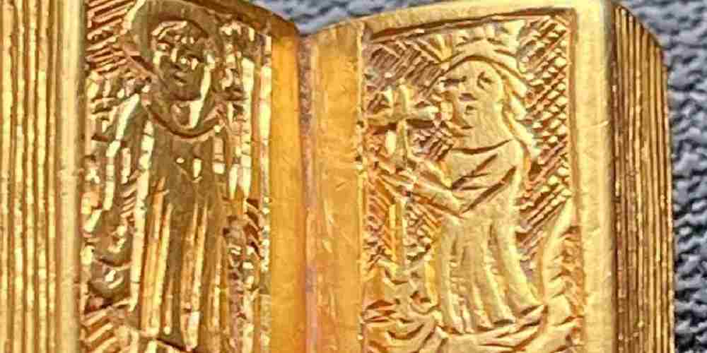 descoperita o biblie din aur in miniatura