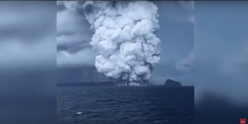 vulcanul tonga a erupt provocand tsunami si un nor negru de cenusa