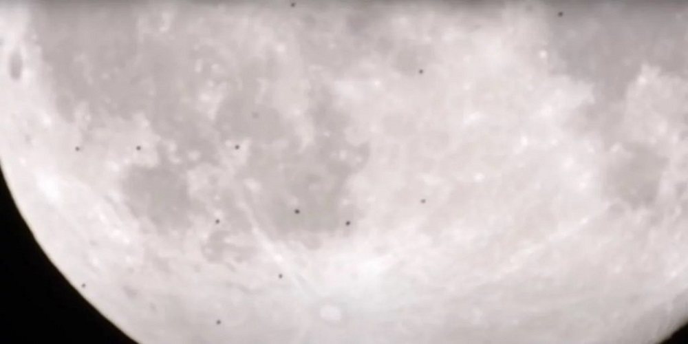 imaginile soc a unei flote de ozn langa luna