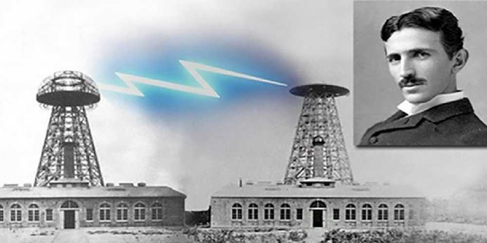 doi rusi incearca sa reproduca turnul lui Tesla