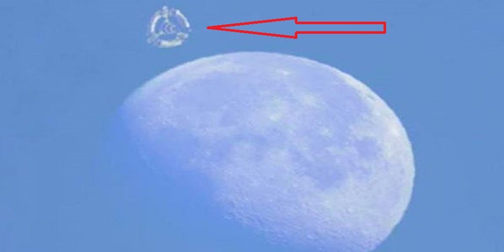 ufologi socati imagini cu un ozn langa luna