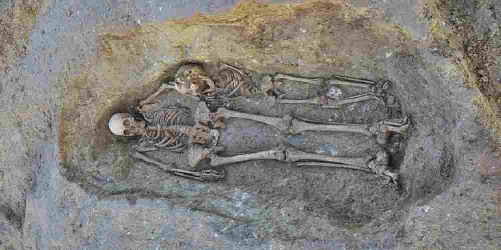 mama si fiul descoperite in cimitir din Franta