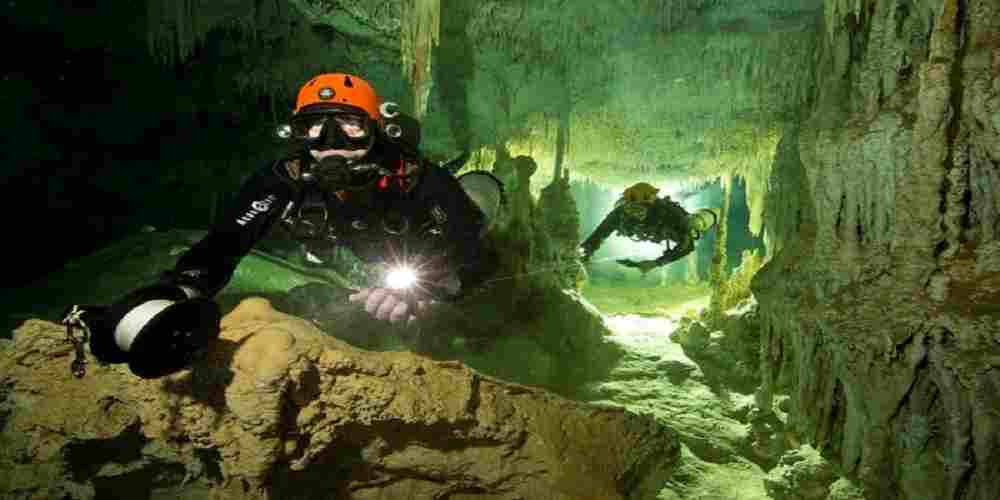 pesteri subacvatice mayase