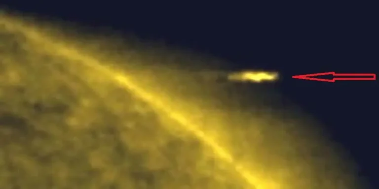 Un obiect zburător neidentificat, de cinci ori mai mare decât Pământul, a fost fotografiat de un pasionat de OZN-uri ieșind din Soare